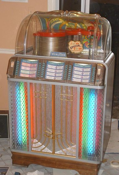 A restored 1951 Wurlitzer jukebox.